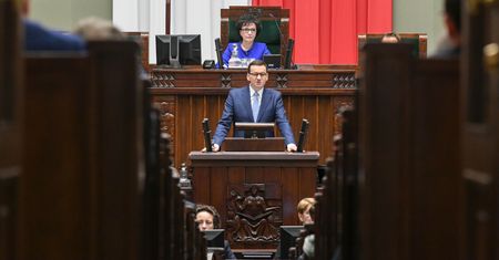 Morawiecki zostaje w rządzie. Ale będzie okrajany jak salami. Kulisy gry o tekę premiera