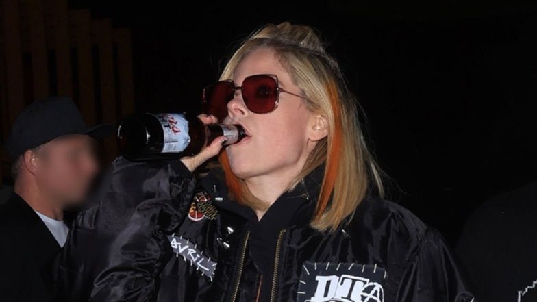 Avril Lavigne popija piwo w drodze na kolację z narzeczonym 