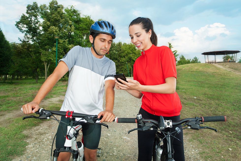 Zdjęcie pary z telefonem pochodzi z serwisu Shutterstock