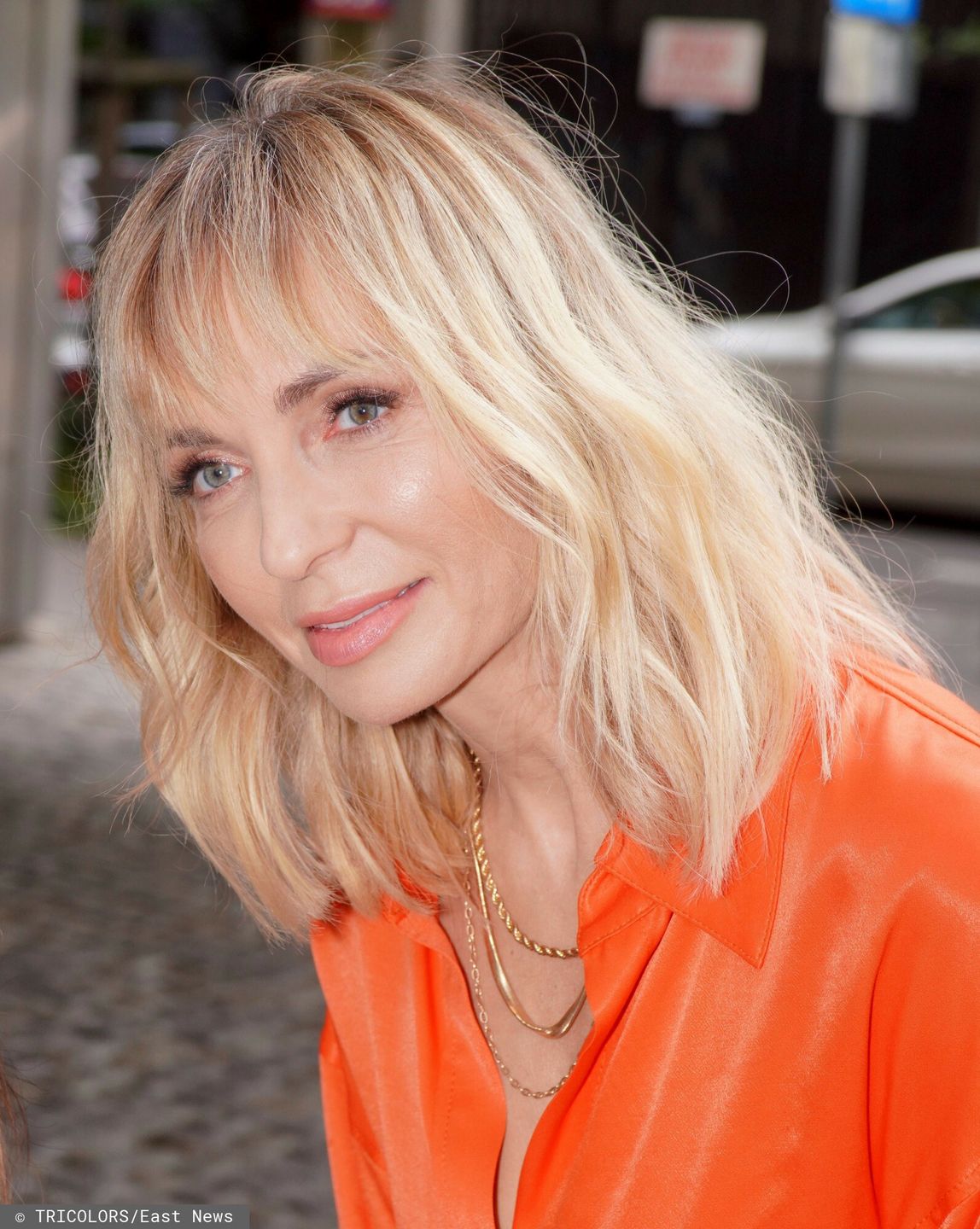 Odmieniona Anna Wyszkoni pozuje przed studiem "Dzień dobry TVN" 