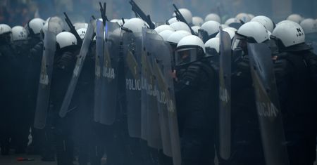 Marsz Niepodległości. Mężczyzna, który miał rzucać kostką brukową w policjantów aresztowany