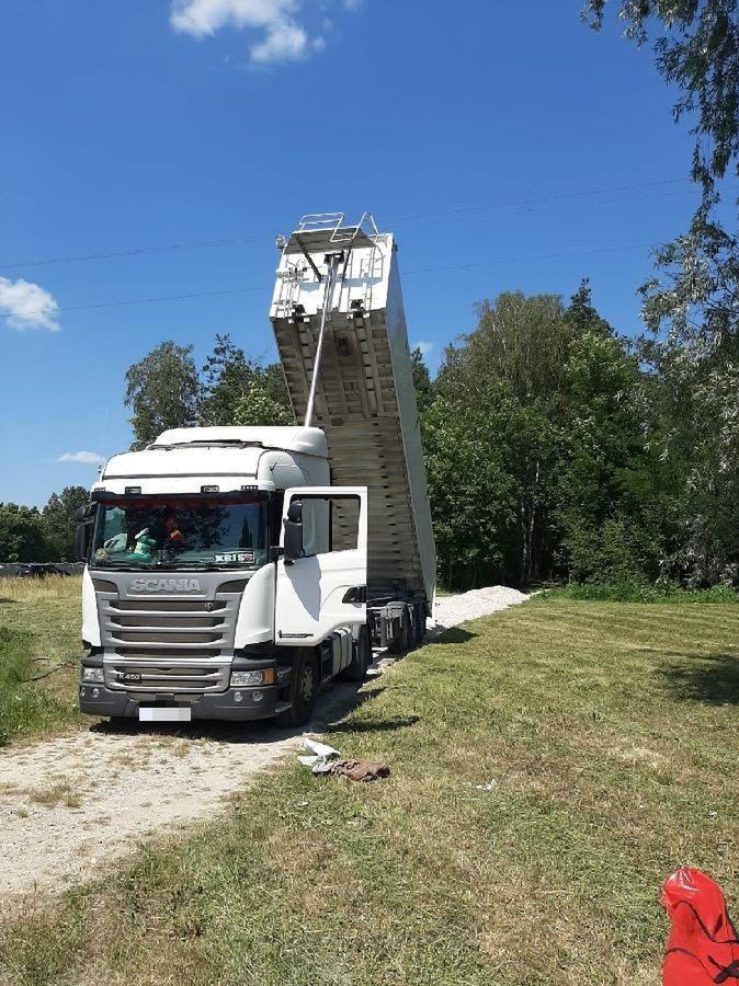 Tragedia koło Jędrzejowa. Zginął kierowca porażony prądem