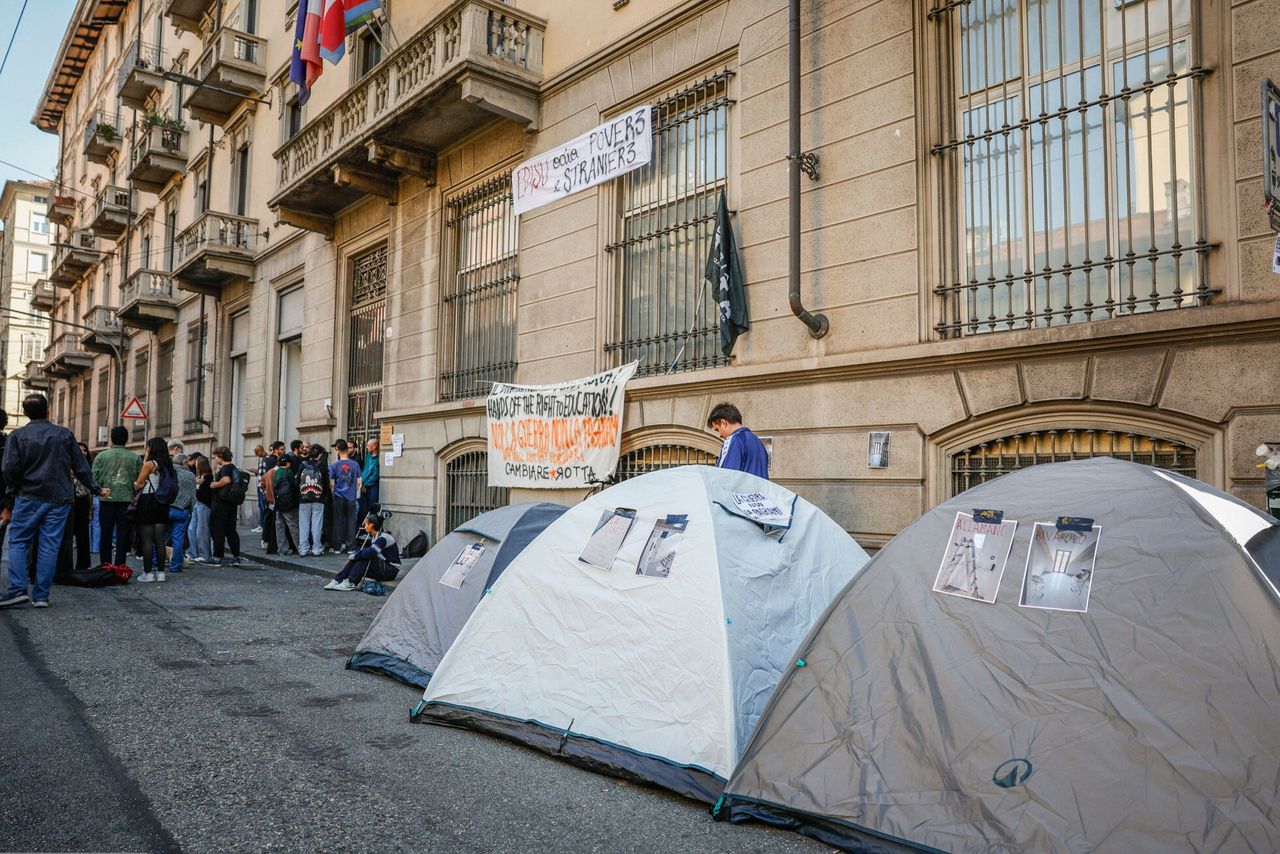 1000 euro za pokój. Studenci z Włoch rozbili namioty