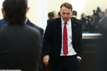 Sikorski utknął na poczcie. "Po godzinie już tylko 15 osób przede mną"