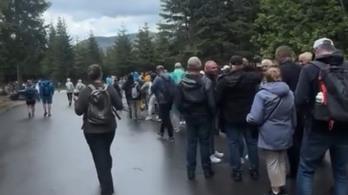 Kolejka ludzi czekająca na wozy na Morskie Oko