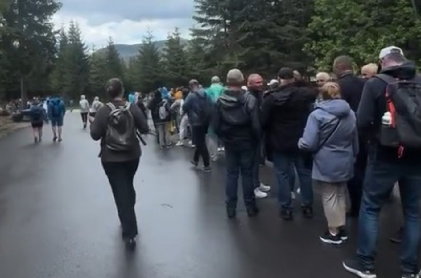 Kolejka ludzi czekająca na wozy na Morskie Oko