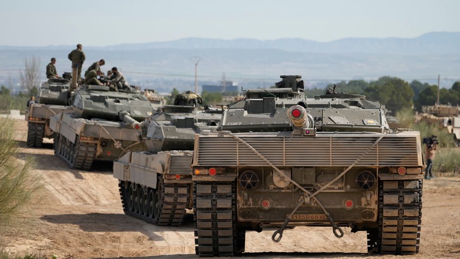 Czołgi Leopard 2E podczas ćwiczeń dla ukraińskich sił zbrojnych w bazie wojskowej San Gregorio pod Saragossą w Hiszpanii