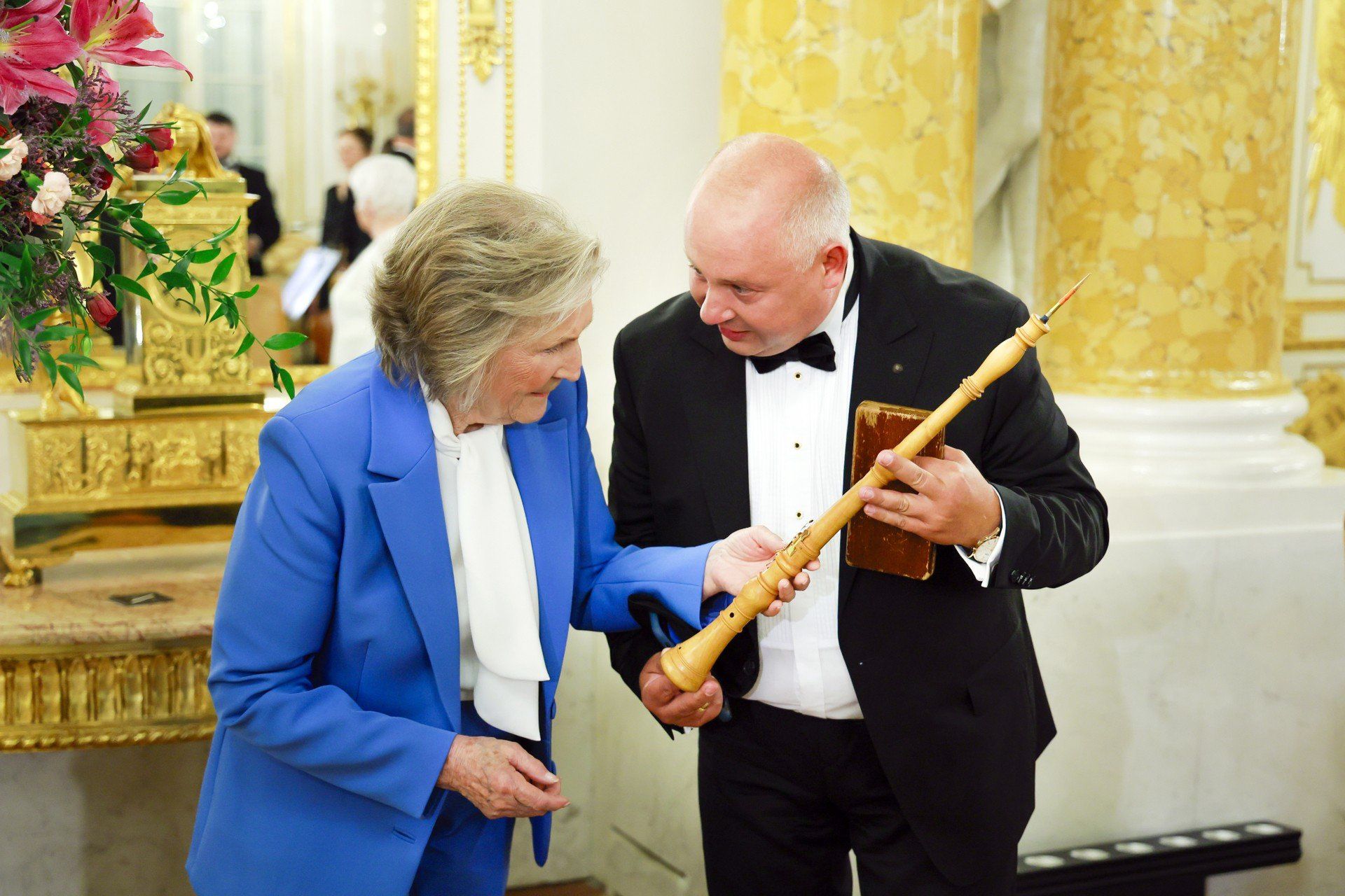 Irena Santor w kobaltowym garniturze