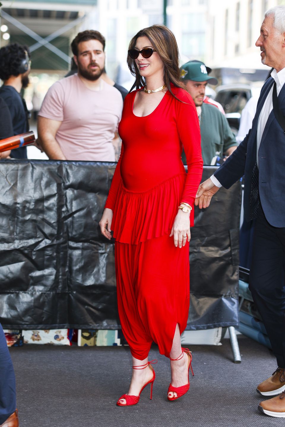 Ciężarna Anne Hathaway w czerwieni