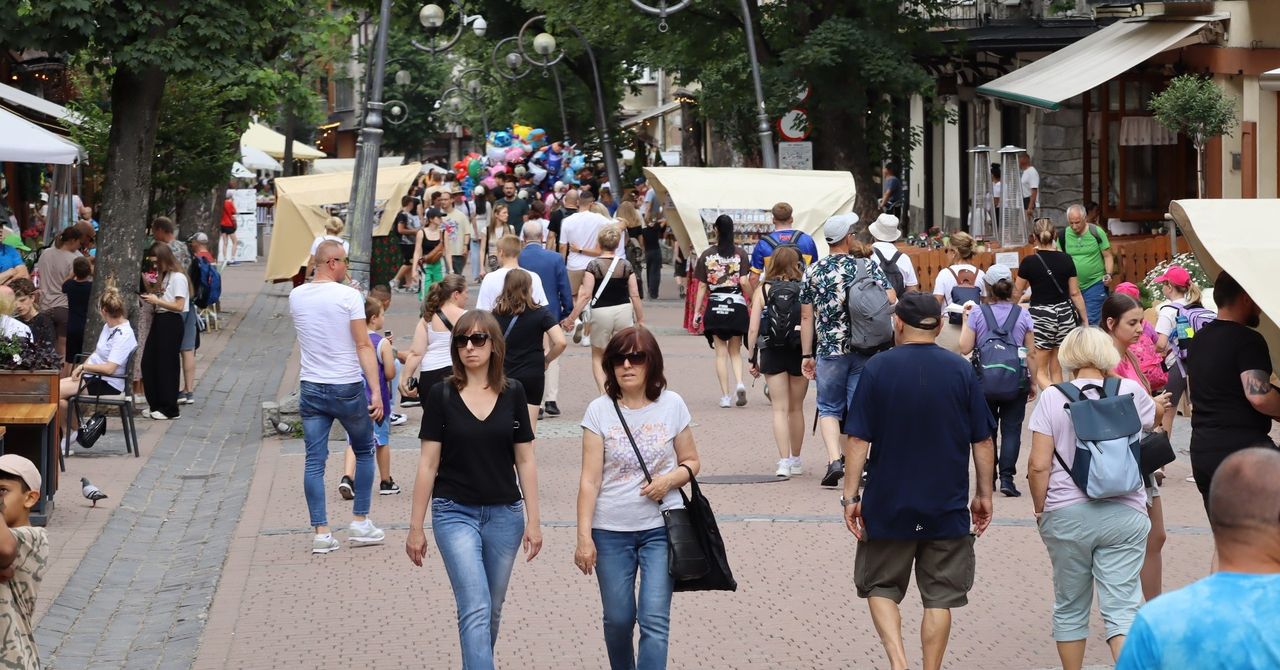 Polacy na wakacjach: oszczędzają na zakupach, płacą za fotkę na media społecznościowe