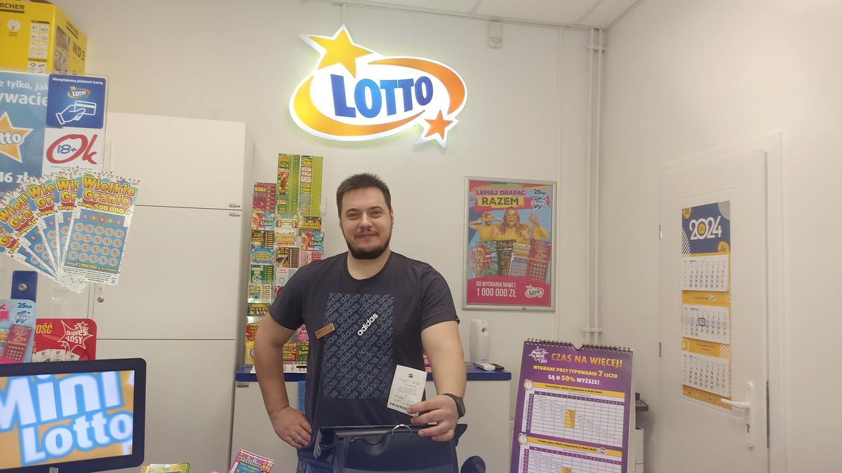 Pan Adam Pogorzelski wręczył szczęśliwy kupon