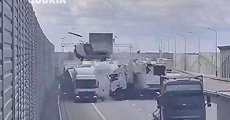 Dramatycznie wyglądające zderzenie ciężarówek na autostradzie. GDDKiA opublikowała nagranie