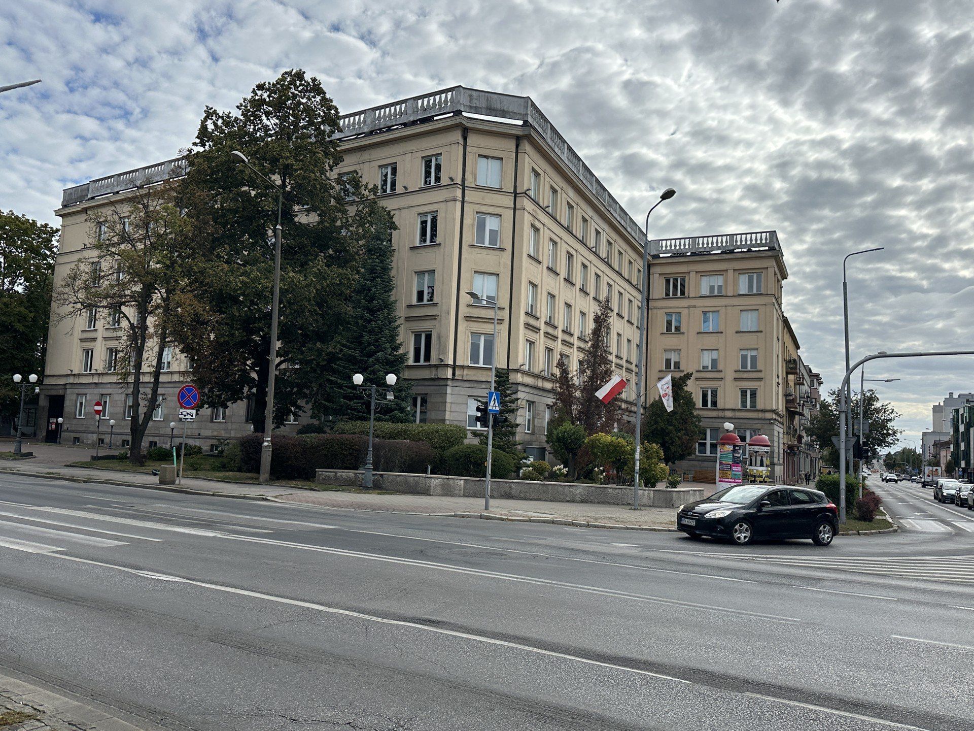 Siedzibą nowego urzędu pracy ma być monumentalny socrealistyczny, 5-cio kondygnacyjny biurowiec - stara siedziba Polskich Sieci Elerktroenergetycznych, a wcześniej Zakładów Energetycznych Okręgu Wschodniego w Radomiu. 