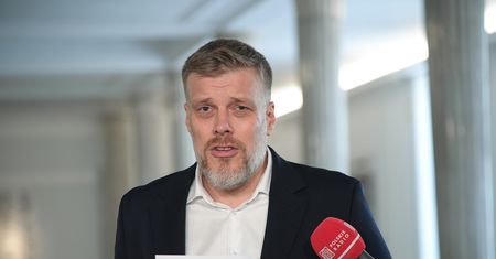 Żądają opłat od rodziców. Zandberg interweniuje w MEN