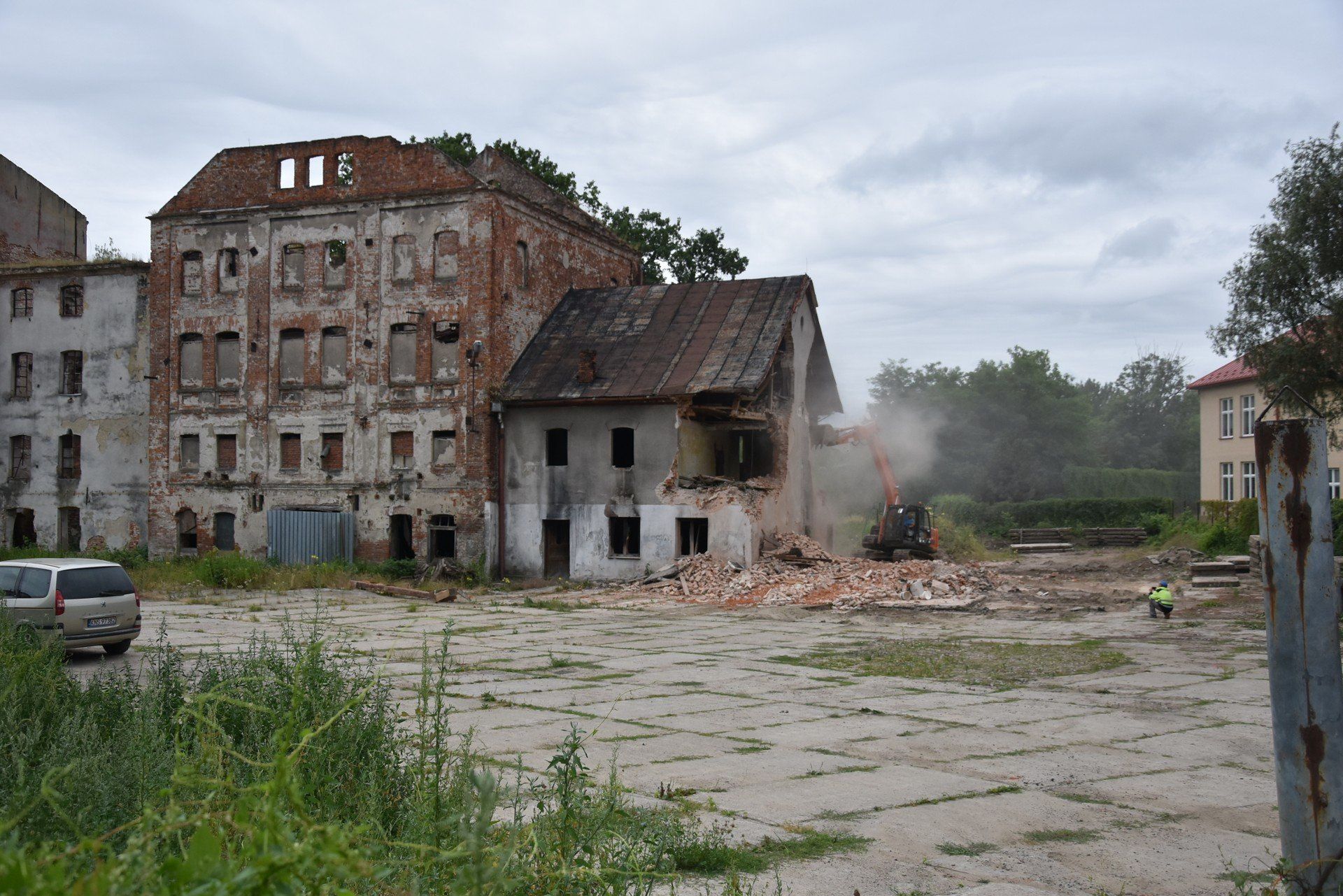 Przygotowania do inwestycji na terenie dawnego młyna Szancera. Wyburzany jest budynek przybudówki od strony zachodniej