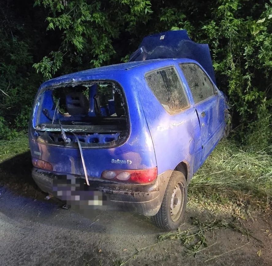 Fiat Seicento zjechał z drogi, kierowca w stanie ciężkim