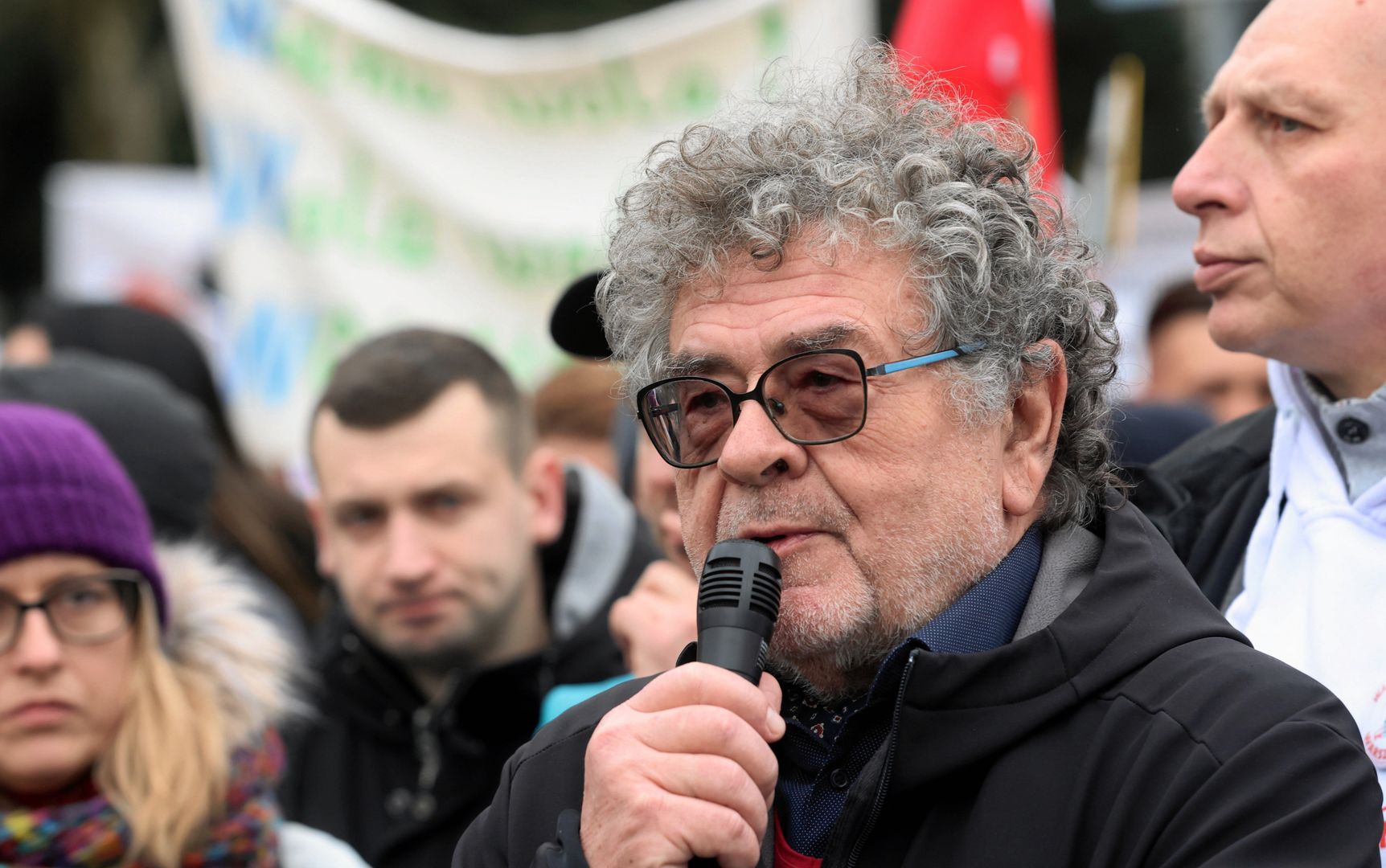 Dr Zbigniew Hałat zabiera głos na demonstracji antyszczepionkowców pod Sejmem