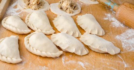 Niezawodny przepis na ciasto pierogowe. Już nigdy nie będą pękać