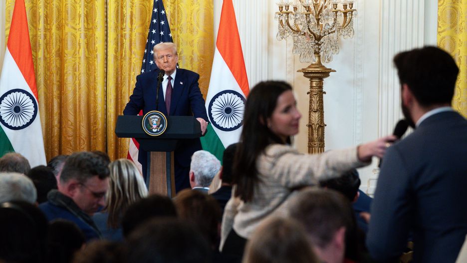 India Prime Minister Narendra Modi meets with US President Donald Trump at the White House
epa11894720 US President Donald Trump attends a press conference with Indian Prime Minister Narendra Modi (not pictured) at the White House, Washington, DC, USA, 13 February 2025.  EPA/WILL OLIVER 
Dostawca: PAP/EPA.
WILL OLIVER
head of state, White House, US president