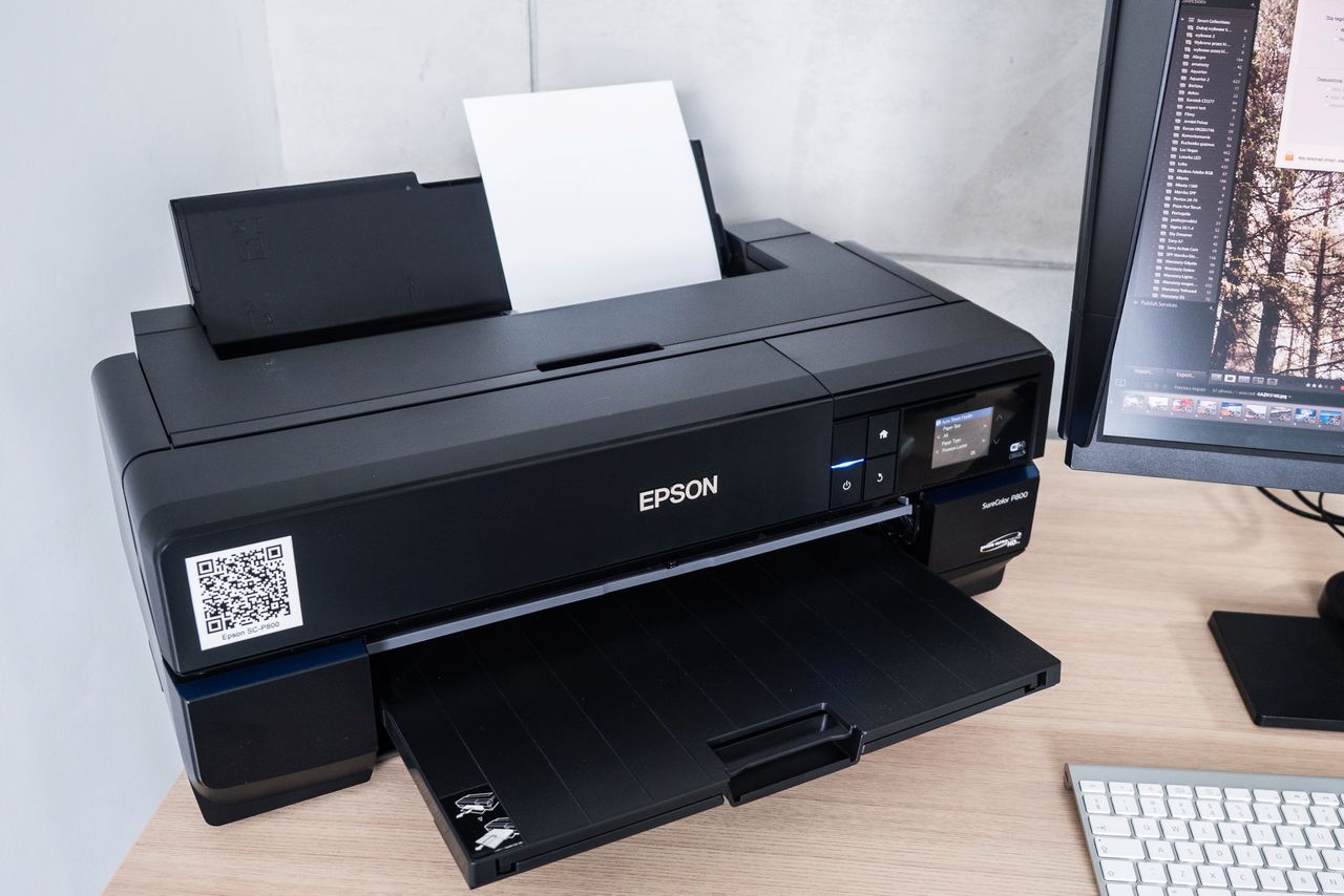 Do zbudowania naszego stanowiska pracy wykorzystaliśmy drukarkę Epson SureColor SC-P800, która pracuje na 9 pigmentach i oferuje druk A2+.