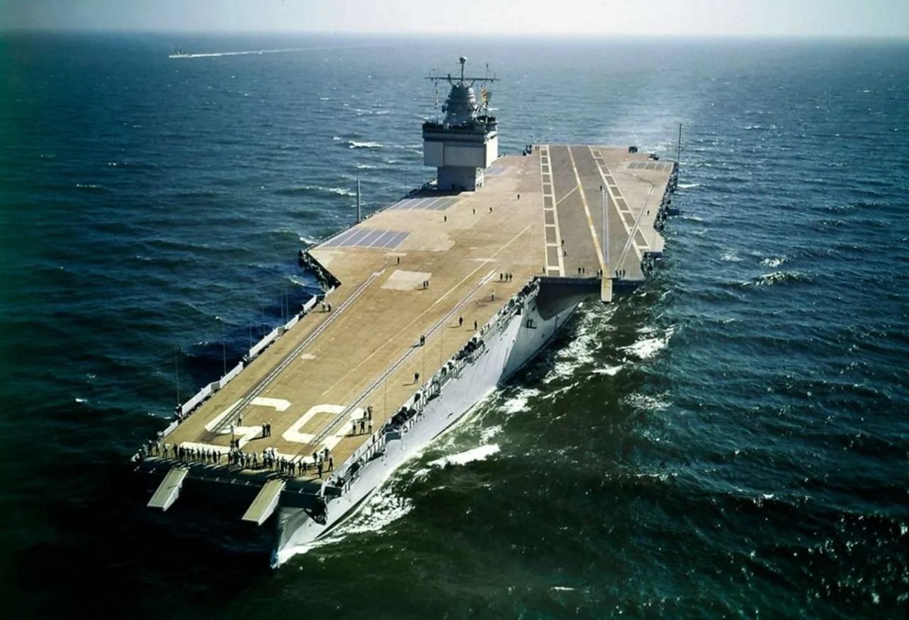 USS Enterprise - dobrze widoczny pokład lotniczy, odchylony o 9 stopni od osi okrętu