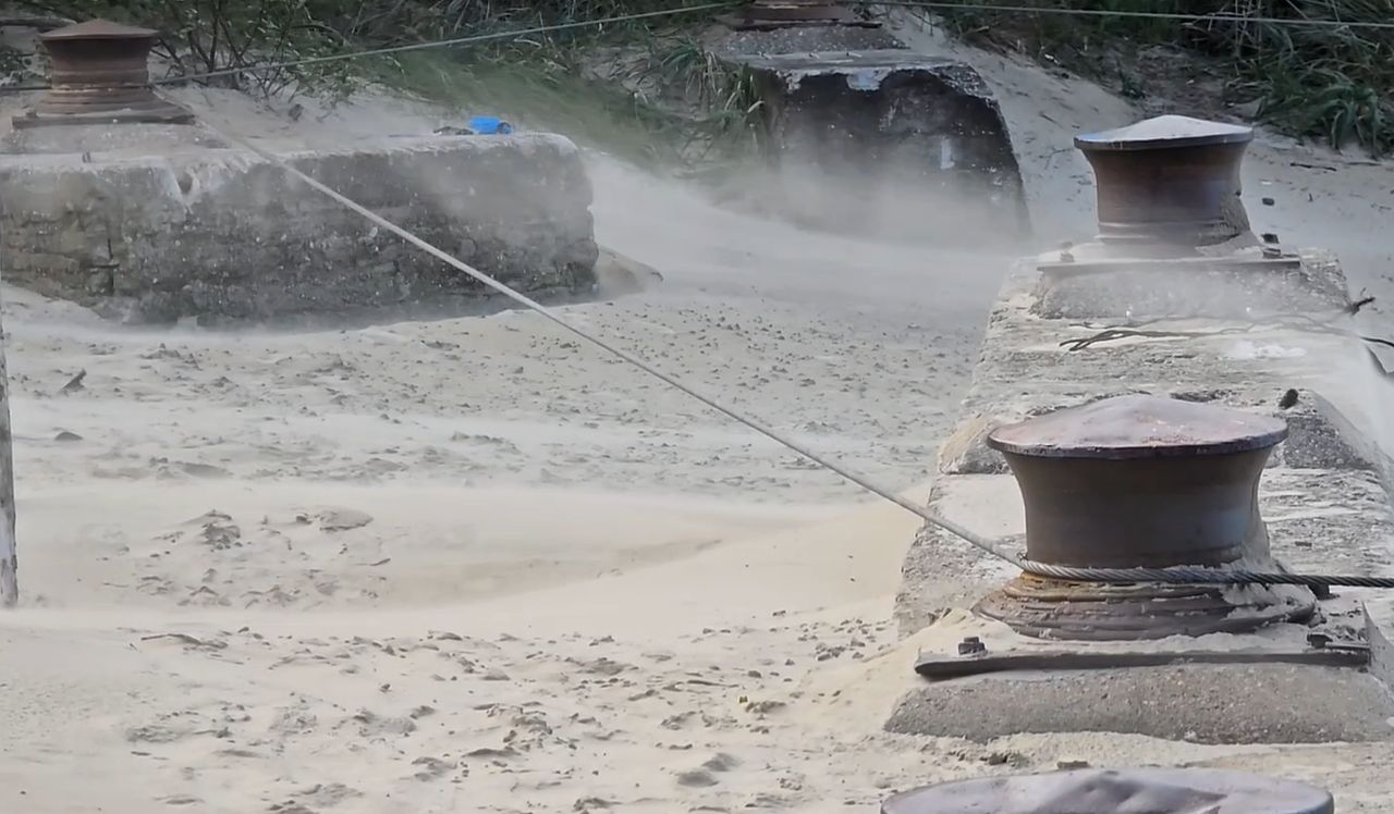 Rollercoaster nad morzem. Burze piaskowe, a potem tłumy na plaży