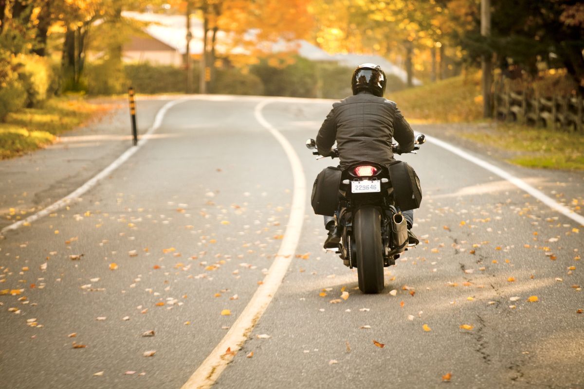 Jazda motocyklem jesienią wymaga zmiany przyzwyczajeń.