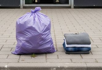 Fioletowe worki w polskim mieście zostają na stałe. "Program się sprawdził"