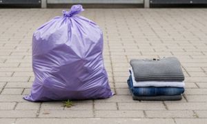 Fioletowe worki w polskim mieście zostają na stałe. "Program się sprawdził"