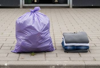 Fioletowe worki w polskim mieście zostają na stałe. "Program się sprawdził"