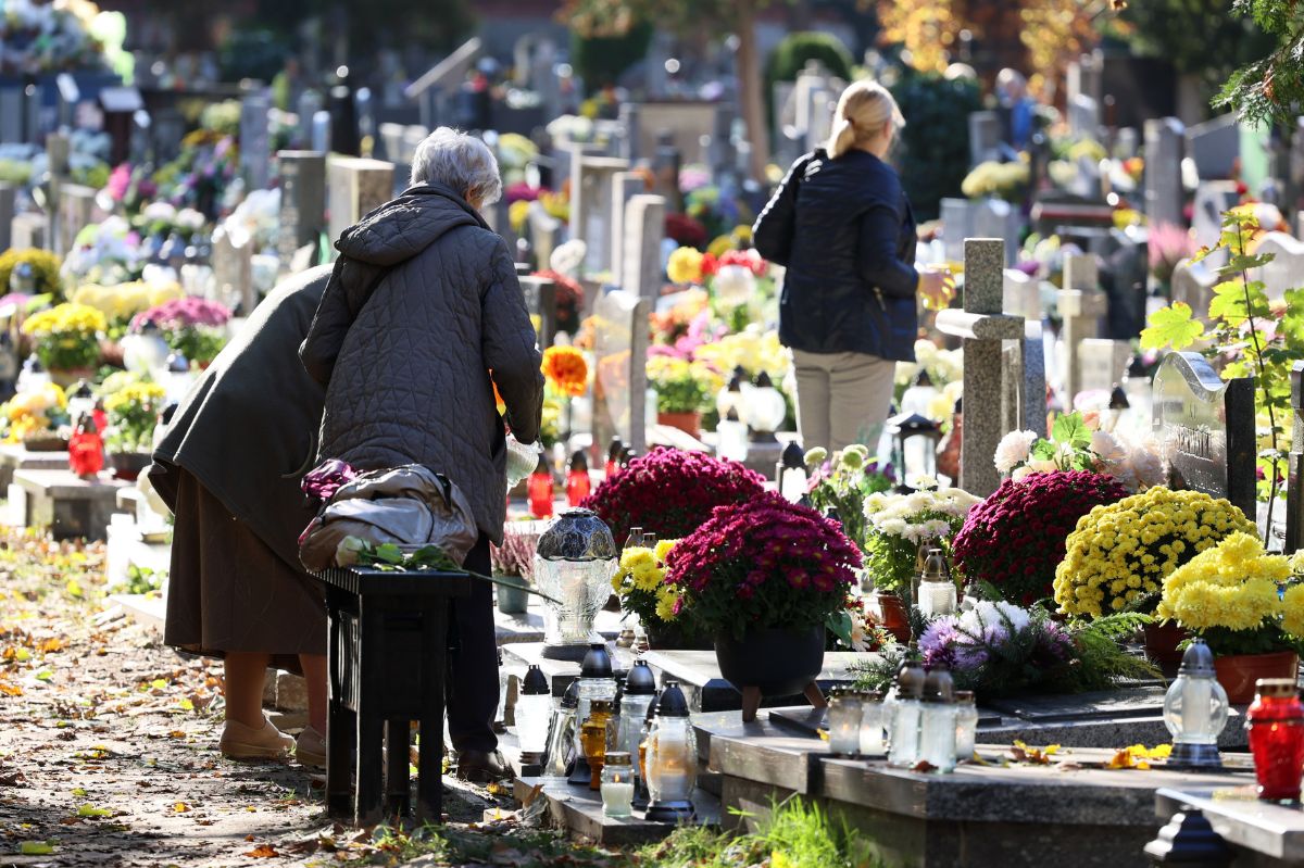 Zachowanie savoir vivre na cmentarzu jest niezwykle istotne / zdjęcie ilustracyjne