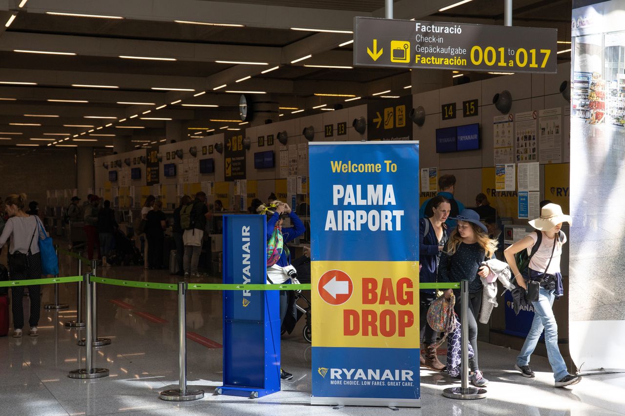 Cios dla Polaków. Ryanair tnie połączenia do popularnego kraju