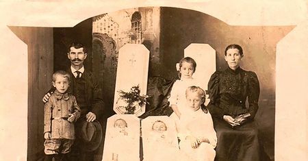 Kiedyś ludzie pozowali ze zmarłymi. Chcieli ich zapamiętać jak najlepiej