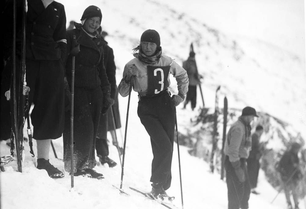 Uczestnicy slalomu narciarskiego na Hali Kondratowej w 1935 r.