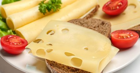 To jeden z najzdrowszych serów żółtych. Ma mnóstwo białka, ale jest jeden haczyk