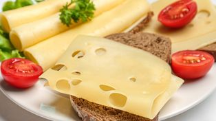 To jeden z najzdrowszych serów żółtych. Ma mnóstwo białka, ale jest jeden haczyk