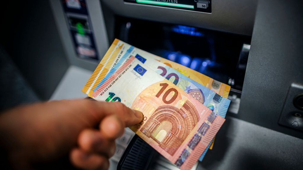 Withdrawing Money From An ATM
BERLIN, GERMANY - MAY 08: Symbolic photo on the topic of withdrawing money from an ATM. Banknotes are withdrawn from an ATM on May 08, 2024 in Berlin, Germany. (Photo by Thomas Trutschel/Photothek via Getty Images)
Thomas Trutschel
symbolfoto, symbolbild, symbol picture symbol image, symbole, symbolisch, symbols, symbolic, creative, xcre, detail, nahaufnahme, geldautomat, finanzen, finances, bankwesen, geldwesen, bank, banken, banks, waehrung, zahlungsmittel, means of payment, geld, money, geldschein, geldscheine, banknote, schein, scheine, banknotes, bill, bills, automat, cash, machine, dispenser, euro, euroscheine
