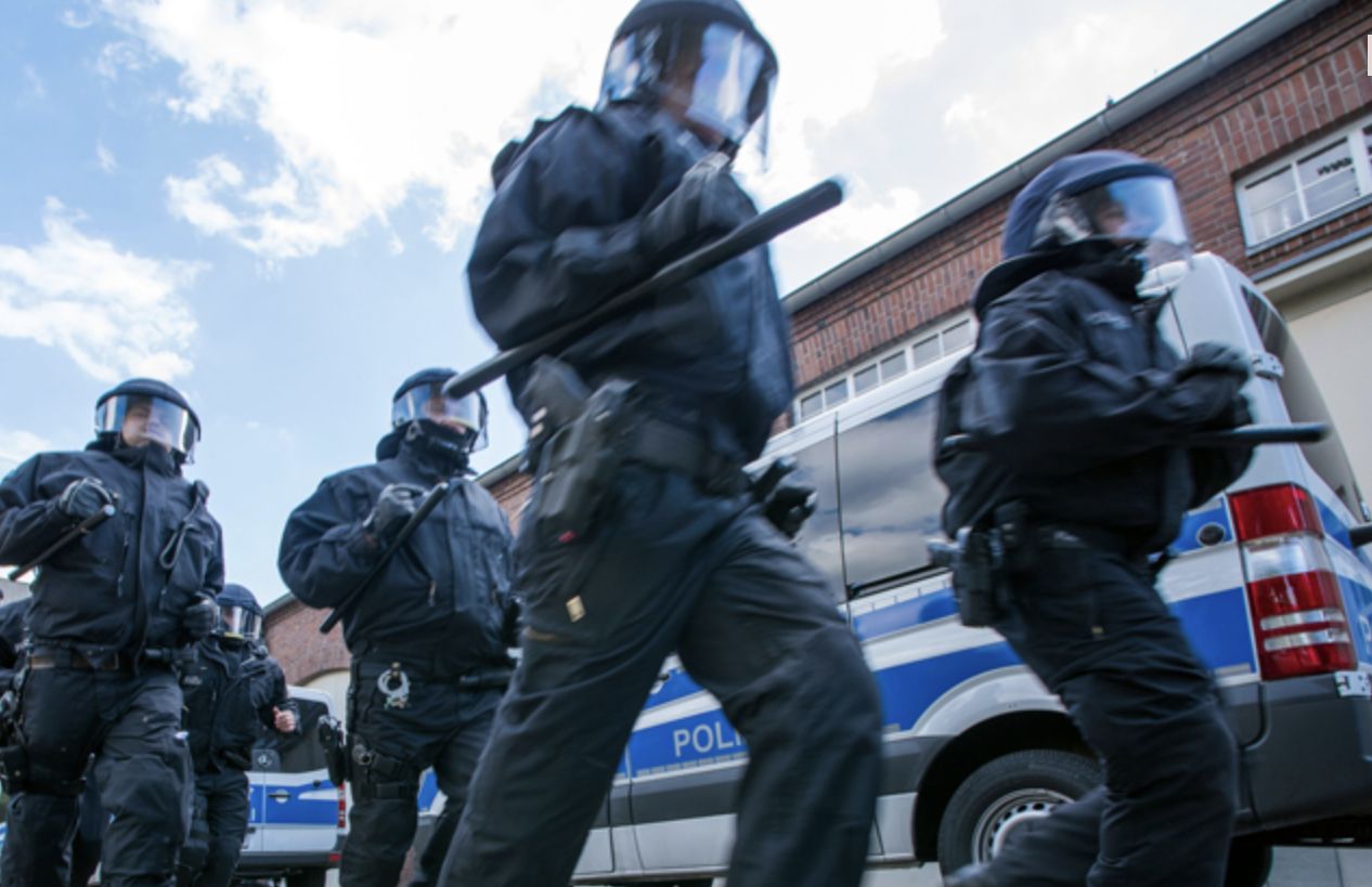 Czekały na autobus szkolny. Brutalny atak na uczennice na południu Niemiec