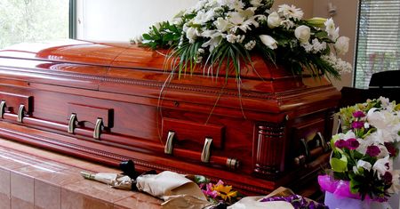 Pracuje w krematorium. Niesłychane, co odkrywa podczas palenia zwłok