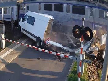 Wola Filipowska: Koszmar na przejeździe. Bus zmieciony przez pociąg