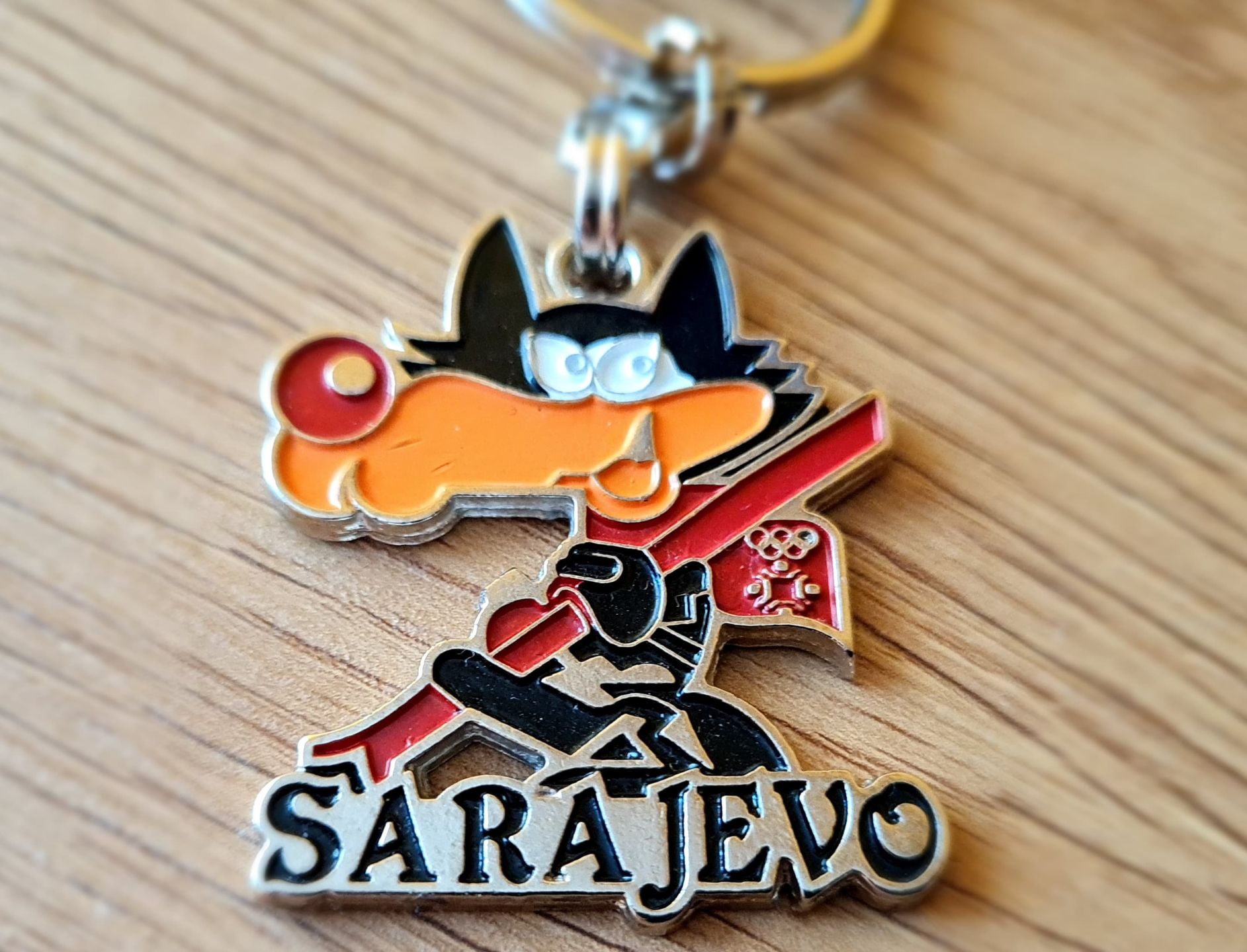 Brelok z podobizną wilka Vucko - maskotki Zimowych Igrzysk Olimpijskich w Sarajewie (1984 r.)