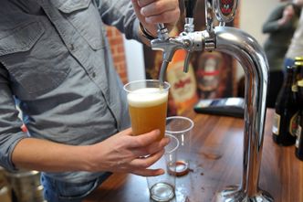 Wielka Brytania luzuje lockdown. Brytyjczycy szaleją, rezerwują nawet taksówki