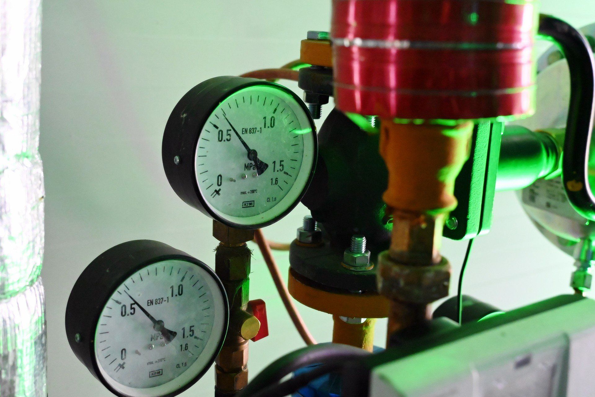 Z bonu ciepłowniczego mogą skorzystać gospodarstwa domowe o najniższych dochodach. Kryteria dochodowe wynoszą:3272,69 zł - w przypadku gospodarstw jednoosobowych,2454,52 zł na osobę - w gospodarstwach wieloosobowych.W przypadku przekroczenia progu dochodowego nadal można ubiegać się o świadczenie, ponieważ obowiązuje zasada &#34;złotówka za złotówkę&#34;. Oznacza to, że kwota bonu zostanie pomniejszona o wysokość przekroczenia, jednak minimalna wypłata wyniesie 20 zł.