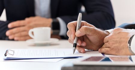 Czytasz, zanim podpiszesz? Wielu Polaków wciąż tego nie robi