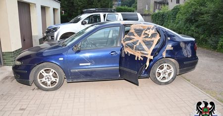 Wałbrzych. Rozpaczał po rozstaniu z dziewczyną. Złość wyładował na samochodzie jej obecnego chłopaka