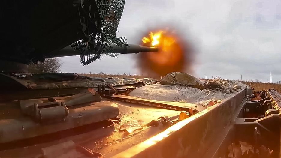 Wojna w Ukrainie rok 2024
In this photo taken from video distributed by Russian Defense Ministry Press Service on Tuesday, Nov. 19, 2024, a Russian T-80BVM tank fires towards Ukrainian positions at an undisclosed location in Ukraine. (Russian Defense Ministry Press Service via AP)