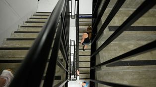 Zadyszka przy wchodzeniu po schodach? Dłużej niż minuta to źle