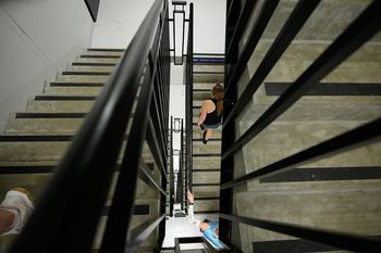 Zadyszka przy wchodzeniu po schodach? Dłużej niż minuta to źle