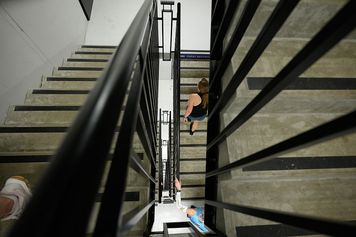 Zadyszka przy wchodzeniu po schodach? Dłużej niż minuta to źle