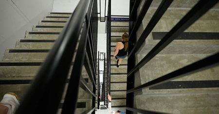 Zadyszka przy wchodzeniu po schodach? Dłużej niż minuta to źle